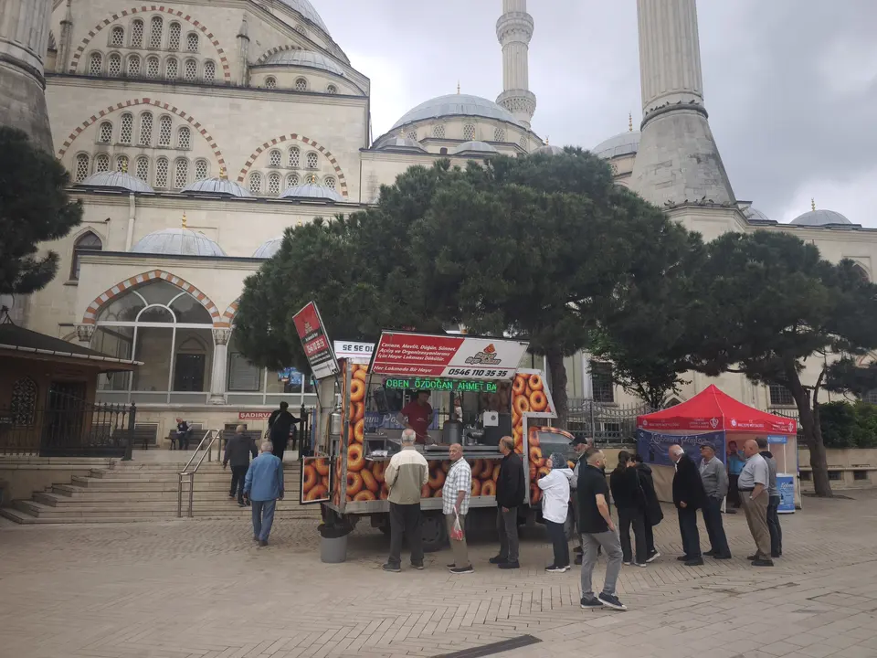 İstanbul’da cami avlusunda mobil araçtan hayır lokması dağıtımı